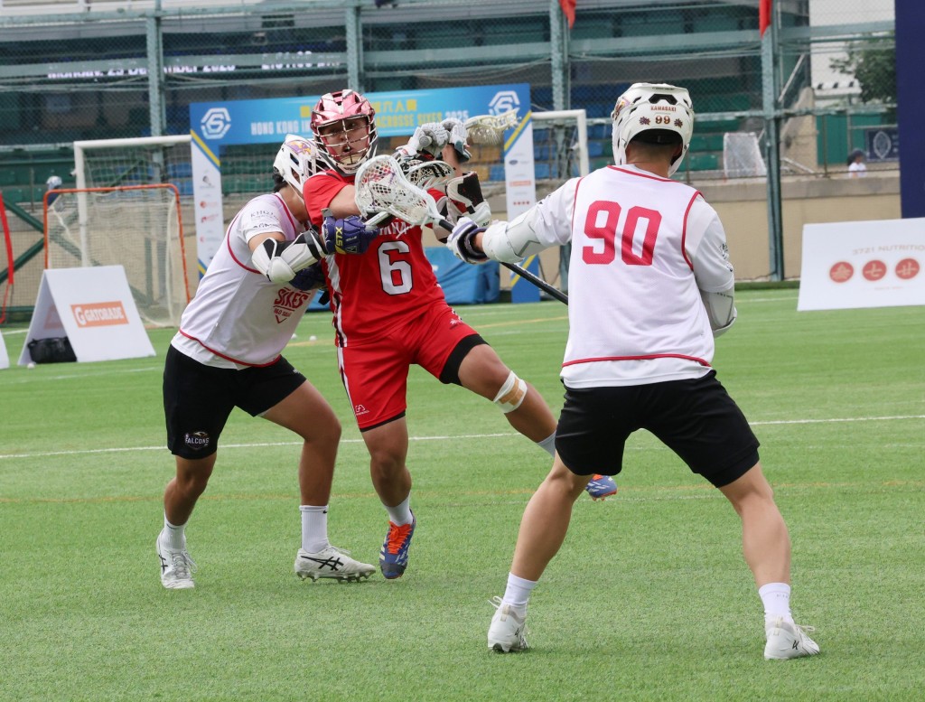 男子队6号潘子洋（红衫）射入铜牌战港队第一球。徐嘉华摄