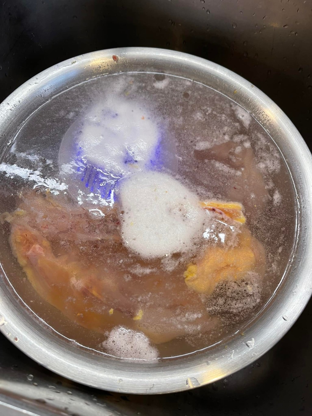 有網民用洗菜機浸泡鮮肉，水面浮現一堆泡沫。群組「淘寶開心Share」網民圖片