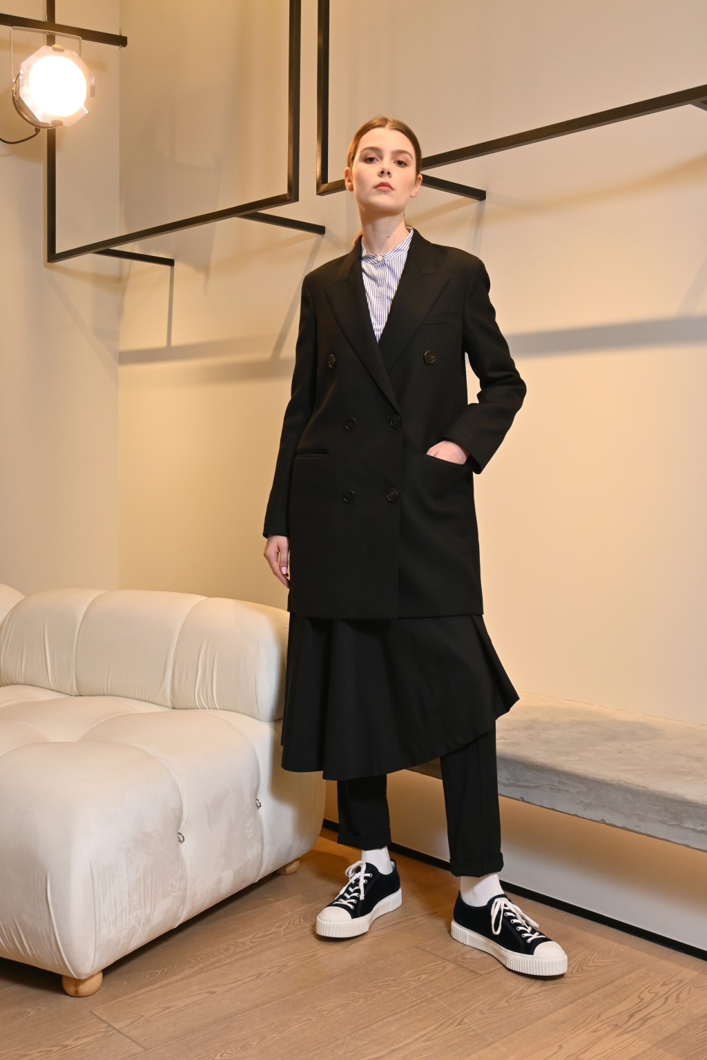 奢華羊毛孖襟大衣/$7,800、條紋棉質立領恤衫/$2,400、羊毛人造絲不對稱半截裙/$3,700、羊毛華達呢褶飾長褲/$2,900、絲絨運動鞋/$2,900。