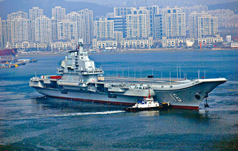 遼寧艦離開船廠。