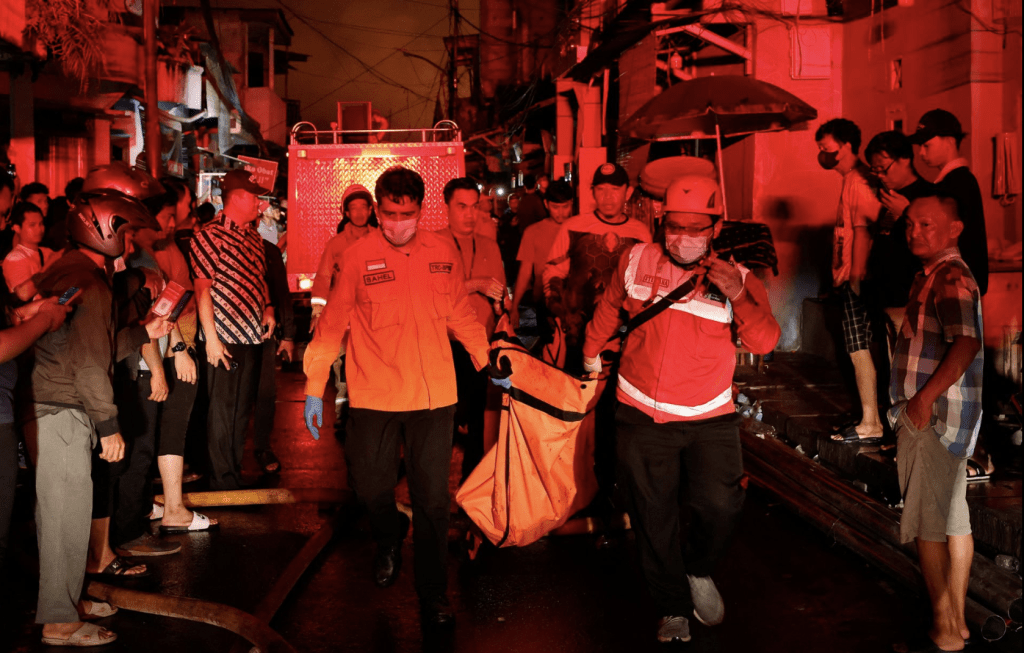 燃料儲存站發生火災，造成10多人死亡，圖中救援人員以屍袋盛載着一名遇難者的屍體。路透社