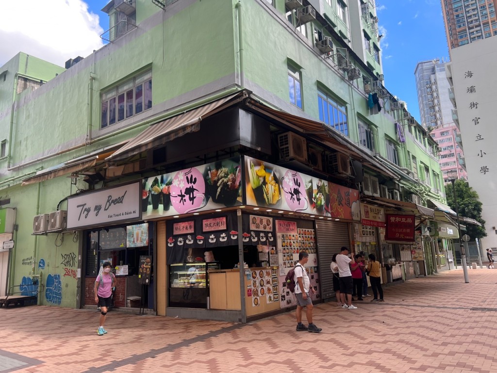 荃灣路德圍一向是美食街，亦有很多「小店」，一直深受年輕人及街坊捧場。林曉敏攝