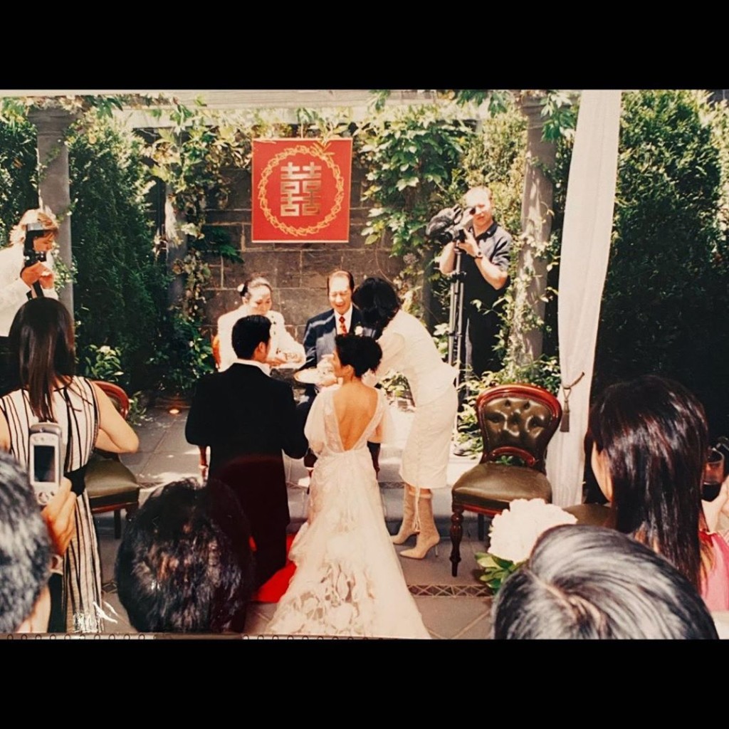 超儀與子聰給父母跪地敬茶。