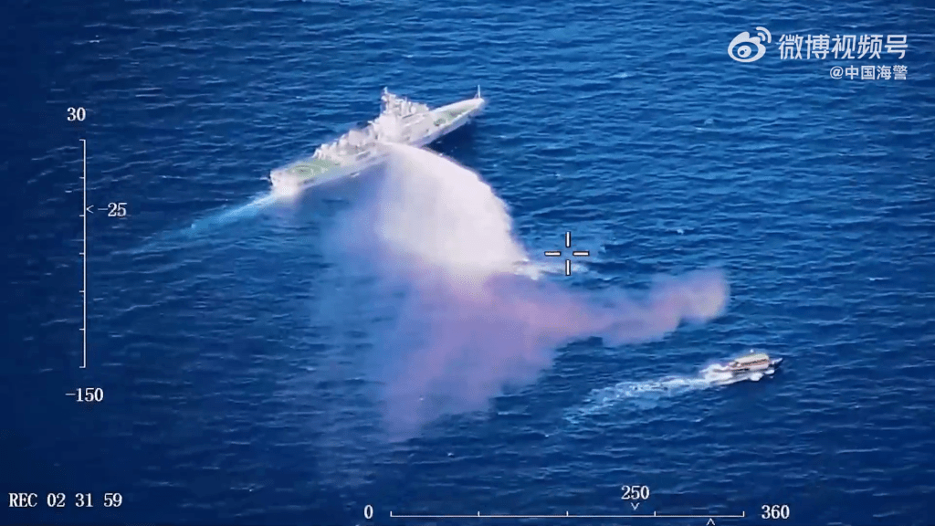 中國海警公開水炮驅趕影片。