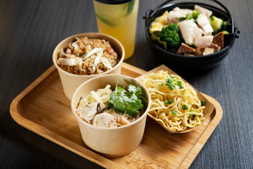 鹽水雞除了配撈麵，也可配沙茶麵線$55（前），或古早飯$55（後）。前者惹味，後者含臘腸、高麗菜及炸蒜，層次豐富。
