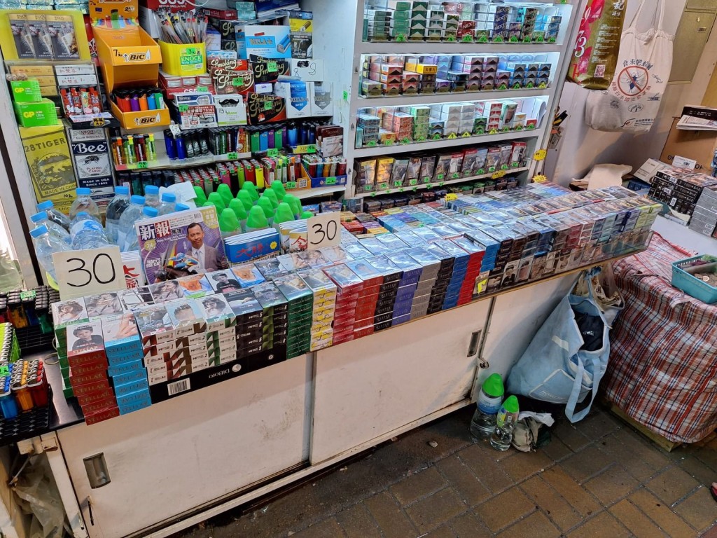 荃湾区有报档出售「老鼠烟」只售30元一包。图：长远烟草政策关注组