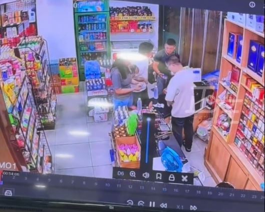 白衣紋身漢「胸襲」彭先生，雙方爆發衝突。正在新聞