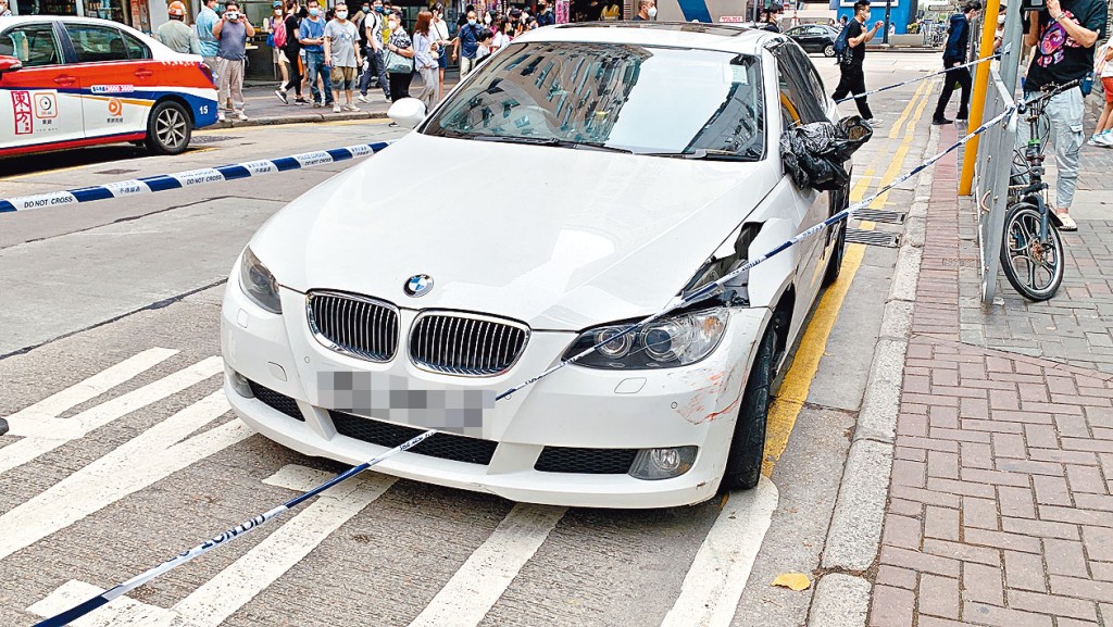 警方在碧街尋獲肇事跑車。車主到場助查。