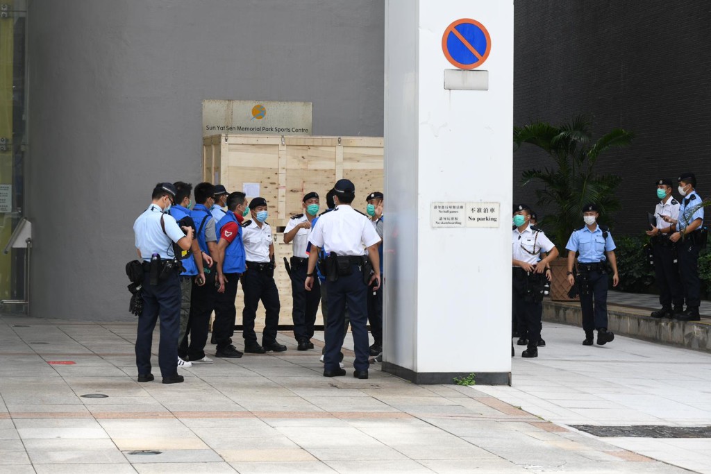 大批警員在場戒備。
