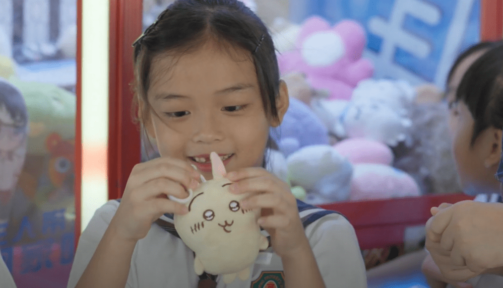 學校的有蓋操場設有夾公仔機，讓同學們用「金戰士獎勵計劃」的積分換領禮物。