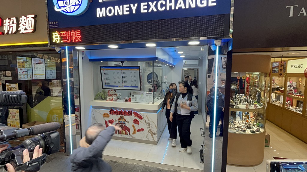 探員在場調查。楊偉亨攝 探員在場調查。楊偉亨攝