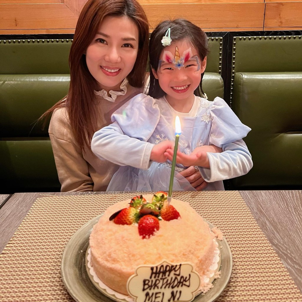 今年3月張美妮44歲生日，她與愛女一同慶祝。