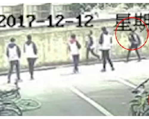 李东亮将刀射向死者。 网上图片