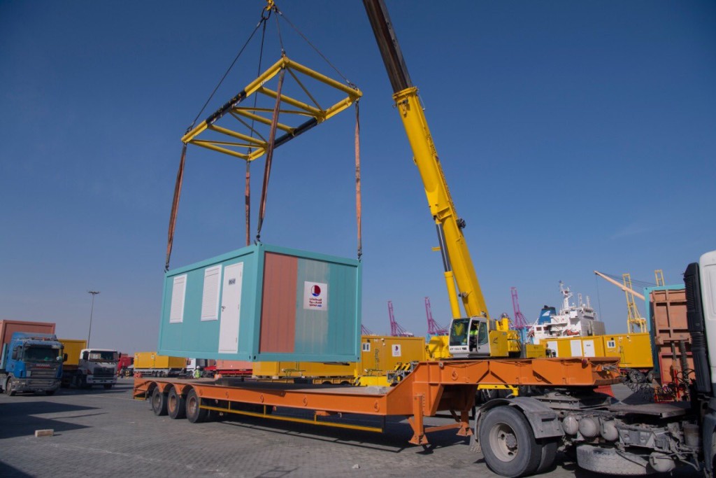 卡塔爾捐出的貨櫃屋等臨時房屋將陸續送到地震災區。 網上圖片
