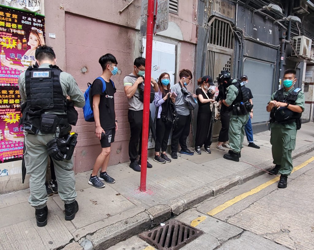 防暴警察截查多人。
