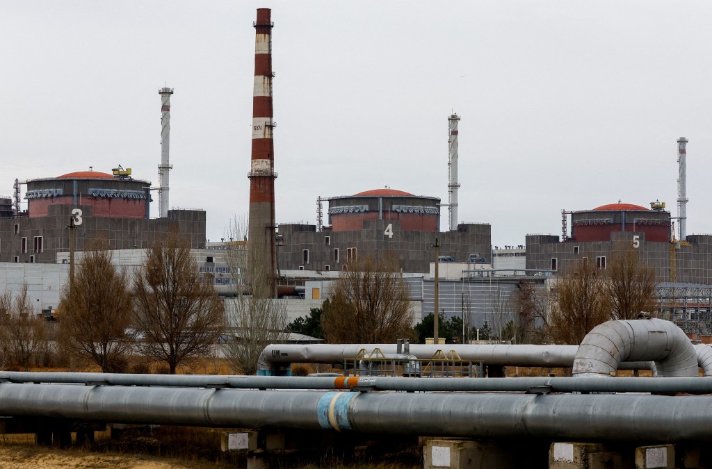 这波攻击切断了扎波罗热核电厂的供电，迫使核电厂必须使用柴油发电机，不过稍后电力已恢复。路透社