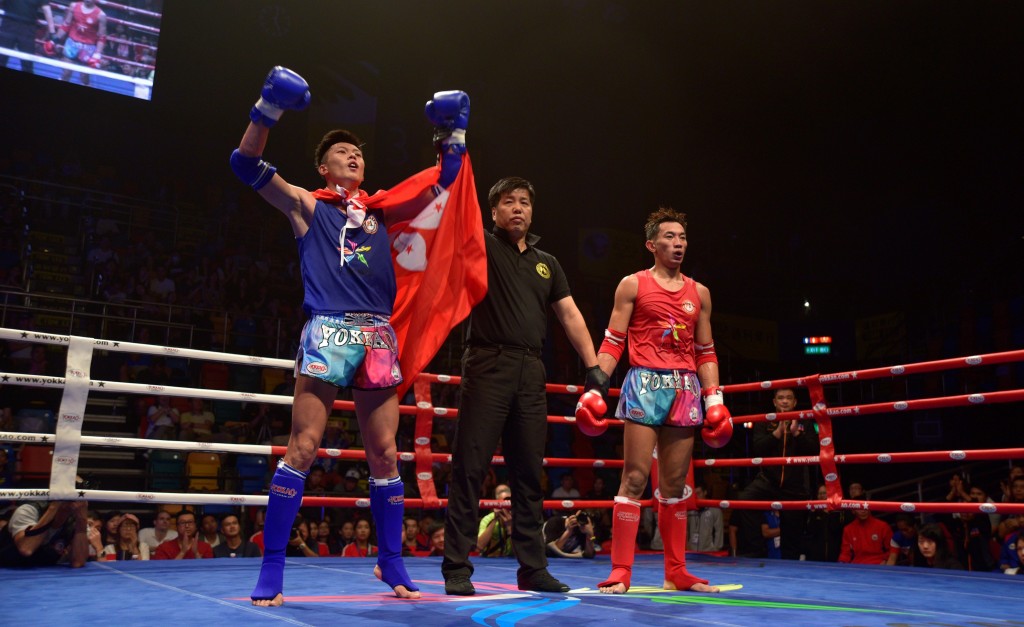 李俊賢(左)勇挫菲律賓選手贏得71公斤級金牌。相片由大會提供