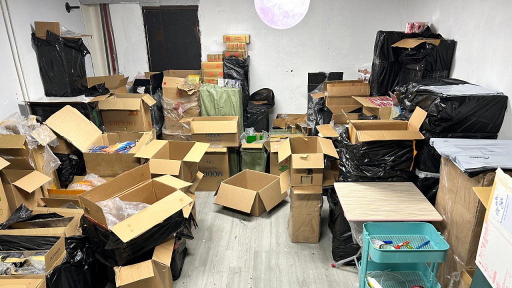 海關破觀塘工廈私煙倉 檢470萬元貨拘無業男