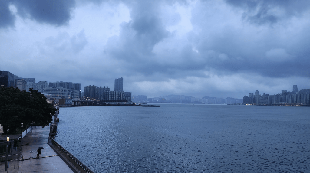 本港地區今日多雲，有驟雨及幾陣狂風雷暴，初時雨勢有時頗大。黎志偉攝