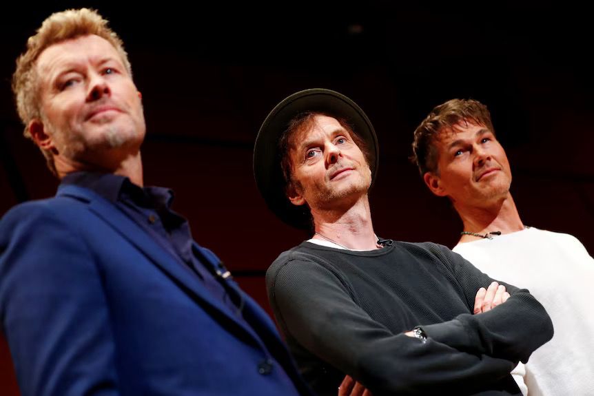 隊友Magne Furuholmen(左)指未來的樂隊活動,會因應Morten(右)的狀況而進行。 隊友Magne Furuholmen(左)指未來的樂隊活動,會因應Morten(右)的狀況而進行。