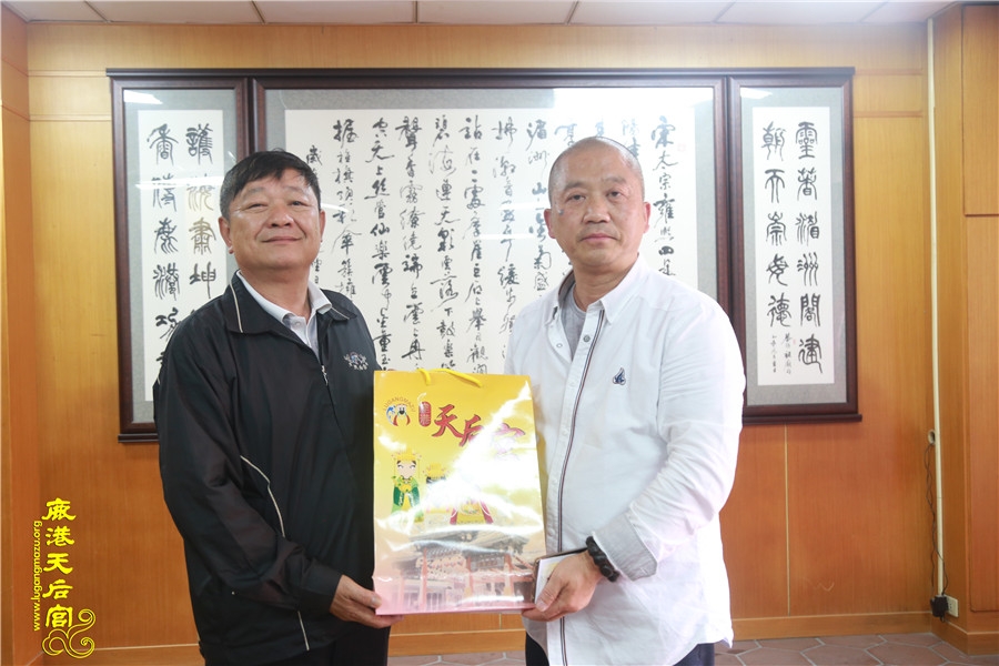 丁小琥(右)是湖南省長沙市人民代表大會民族華僑外事委員會委員。湖南省芷江媽祖文化交流協會 丁小琥(右)是湖南省長沙市人民代表大會民族華僑外事委員會委員。湖南省芷江媽祖文化交流協會