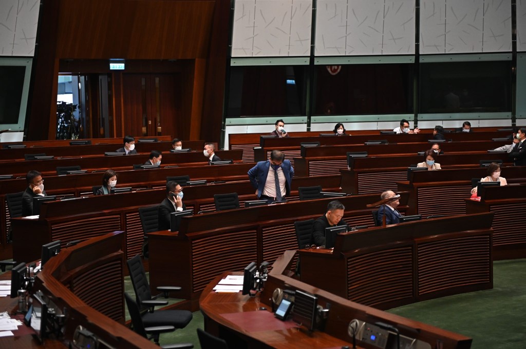 立法會原本正進行口頭質詢環節。
