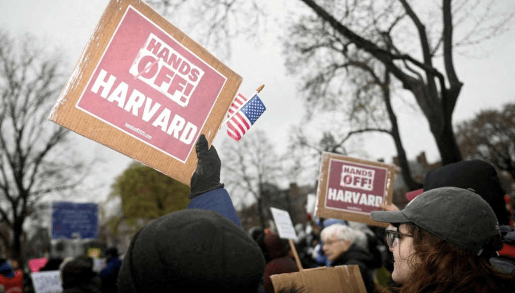 特朗普政府年中一度禁止哈佛大学招收国际学生,引发民间激烈抗议。路透社 特朗普政府年中一度禁止哈佛大学招收国际学生,引发民间激烈抗议。路透社