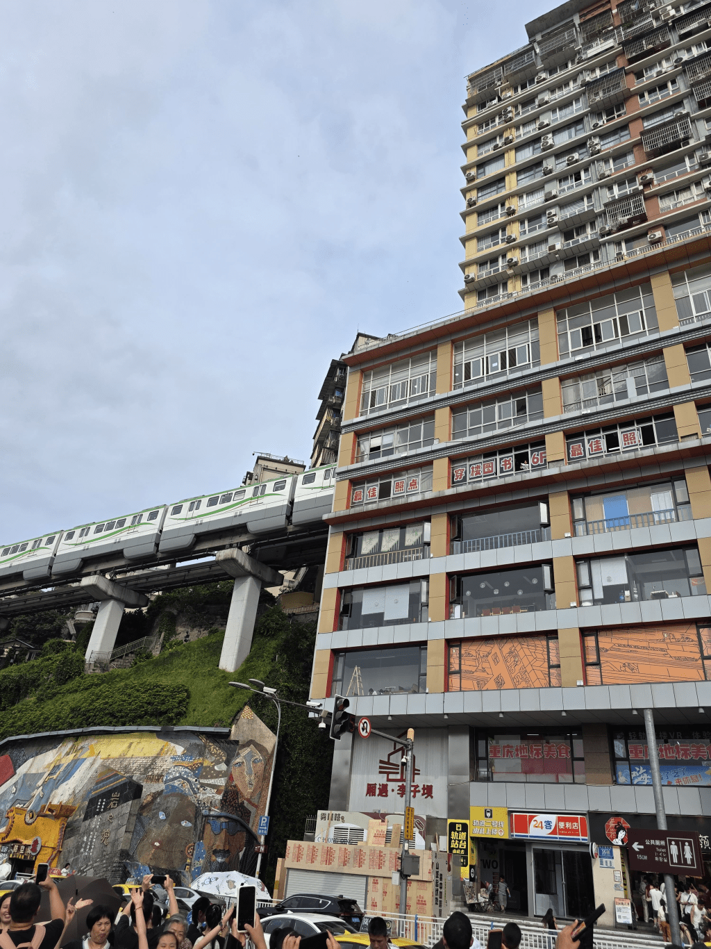 李子壩輕軌站的「輕軌穿樓」。