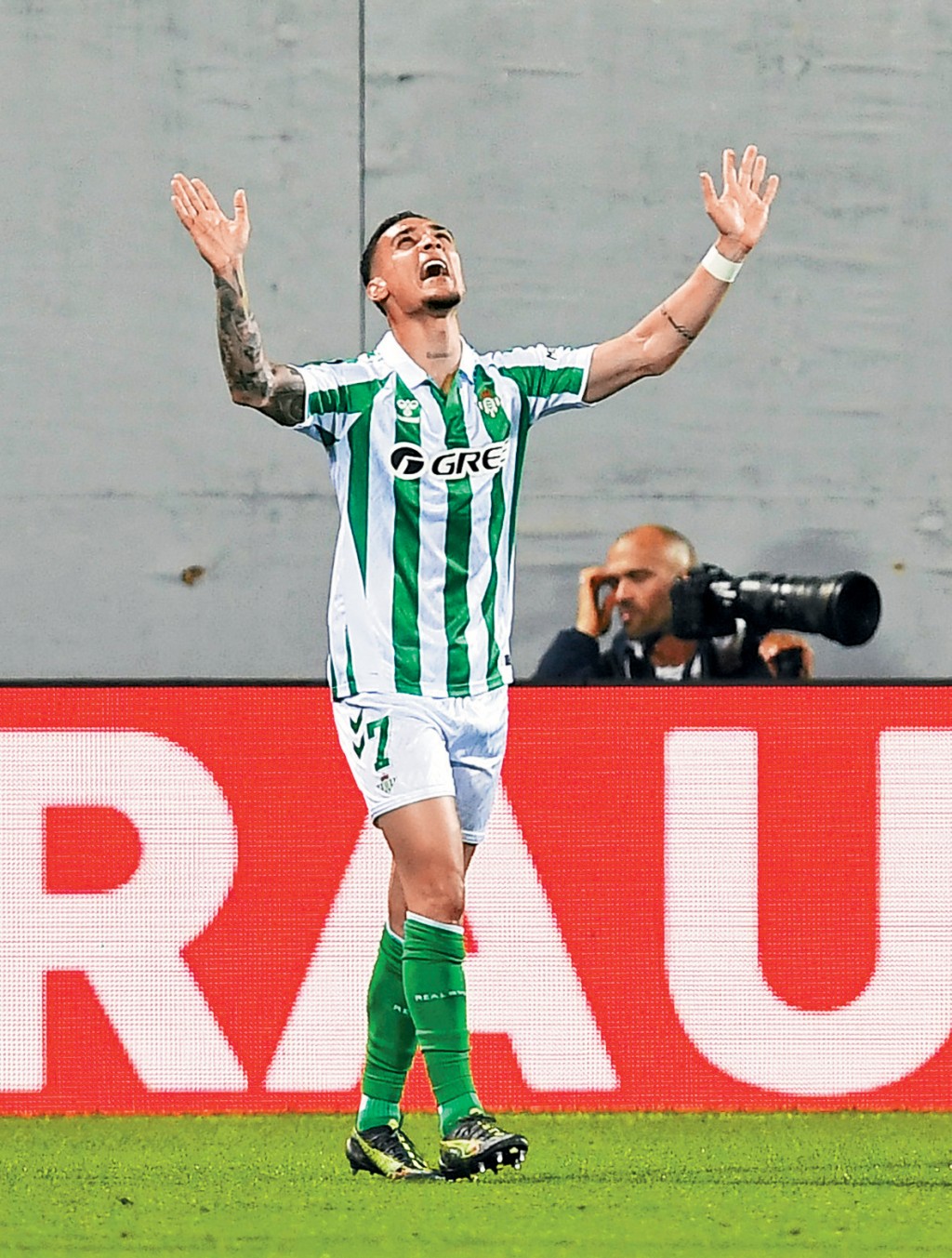 安東尼入球後，雙手舉天慶祝。