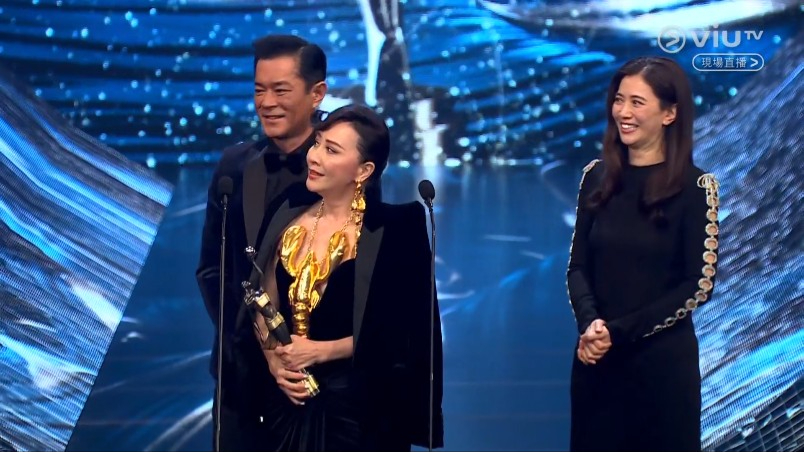 《金手指》梁朝偉奪得第42屆香港電影金像獎最佳男主角，並由太太劉嘉玲代領，梁朝偉透過視像通話講感言。