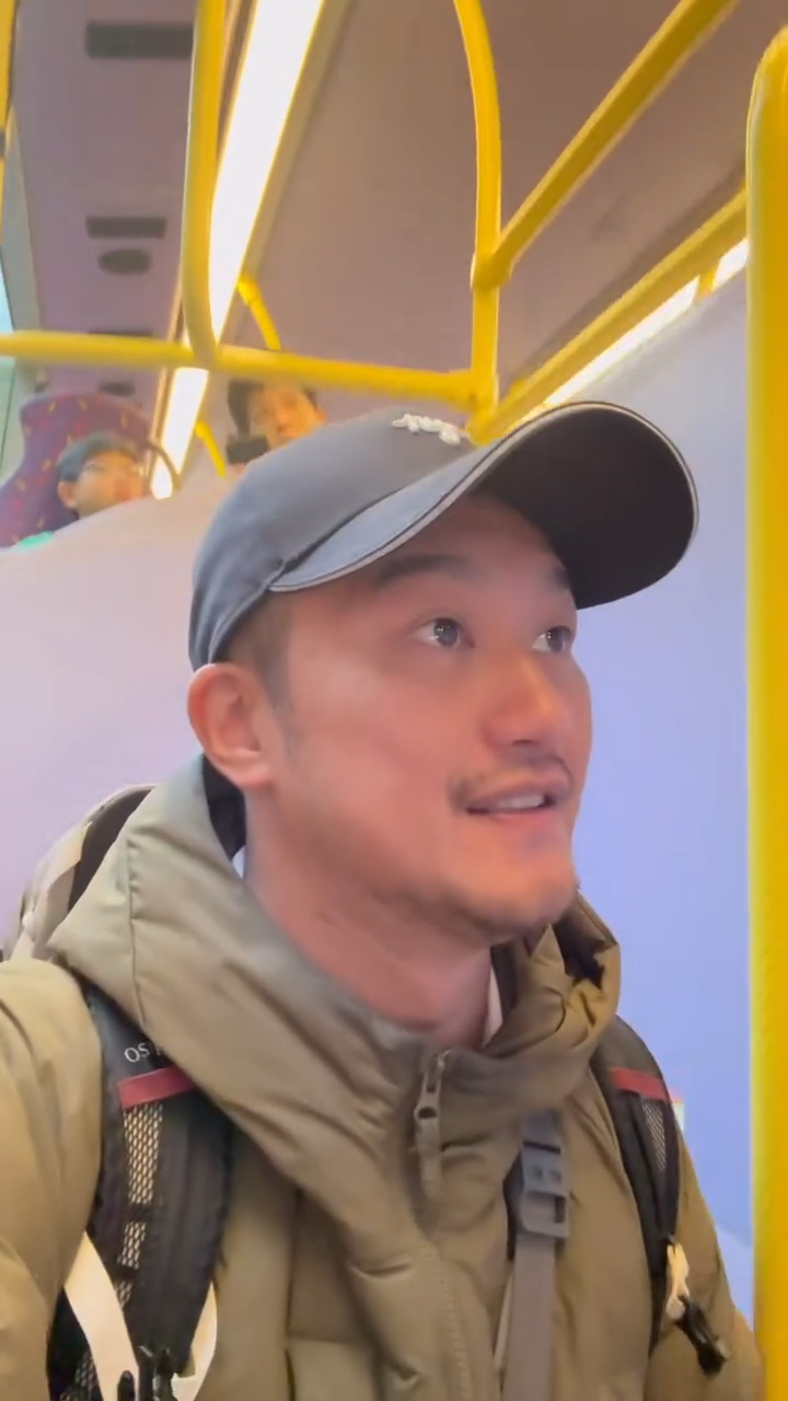 吴浩康好贴地会搭巴士。