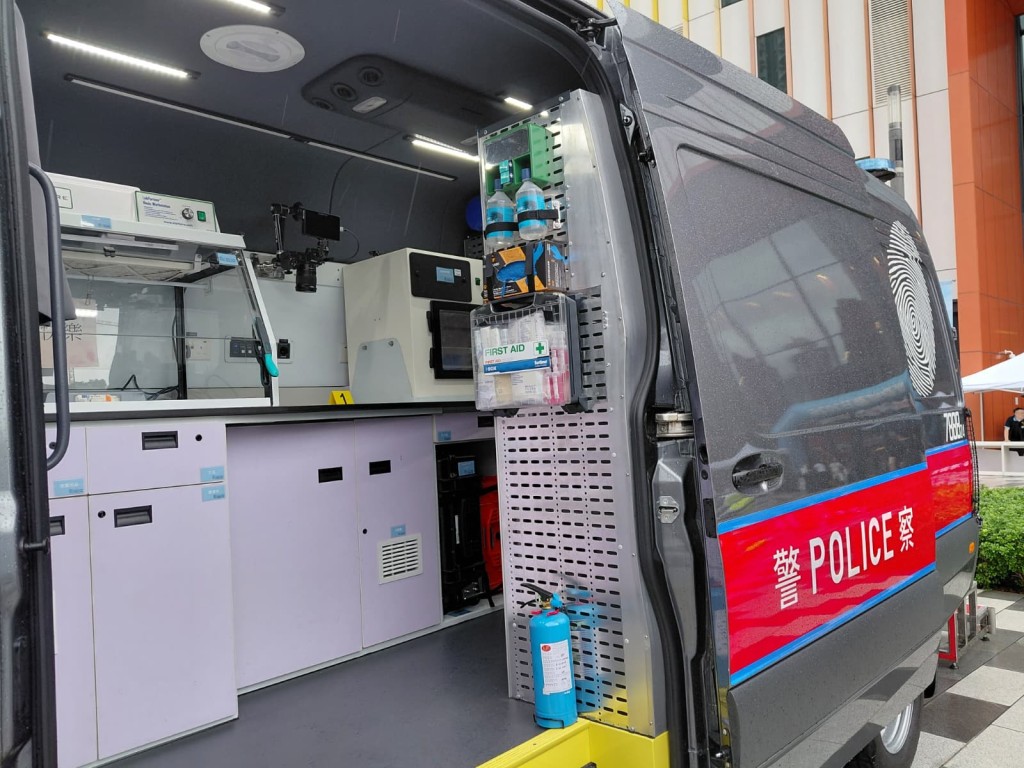 市民更可登上鑑證科的車輛，亦有警員對警車進行講解。