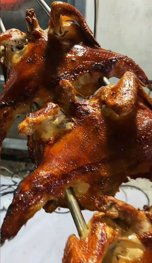 小陳年僅16歲已創業開烤雞檔，日賣百雞營收約萬元人民幣。抖音