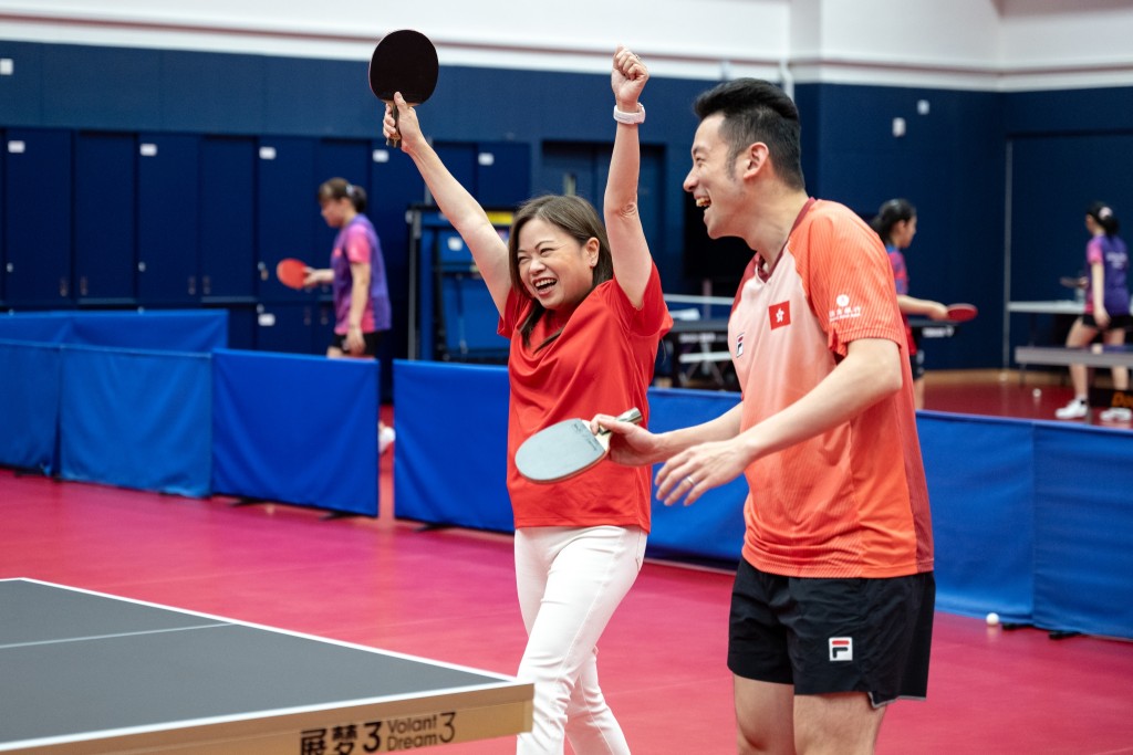 羅淑佩在港隊乒乓球李靜教練指導下與運動員切磋。香港體育學院 Facebook 圖片 羅淑佩在港隊乒乓球李靜教練指導下與運動員切磋。香港體育學院 Facebook 圖片