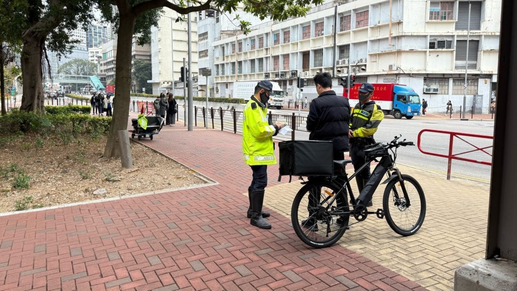 荃灣警區針對涉及非法使用電動可移動工具及行人胡亂過馬路的相關罪行。