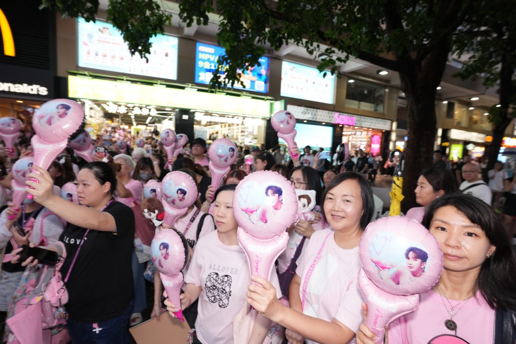 神徒為教主慶生兼做善事。