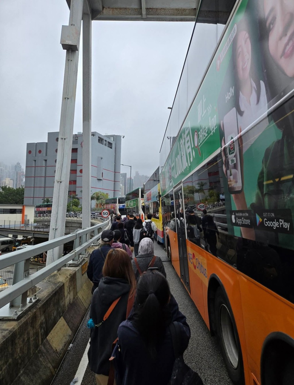 大批乘客下車步行離開。fb馬路的事 (即時交通資訊台)圖片