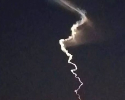 有新疆網民拍到的試驗形成的夜光雲。