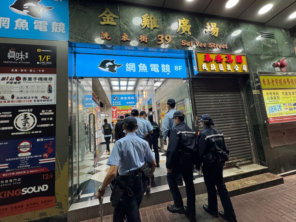 行動中，人員共巡查11間處所。警方圖片