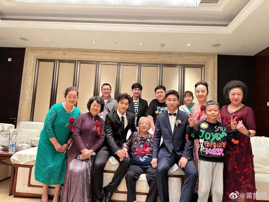 黄晓明出席表弟的婚宴，与众亲友聚首一堂。