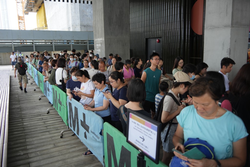 记者早上10时到M+博物馆，见到现场已有排队的长龙等候入场。吴艳玲摄