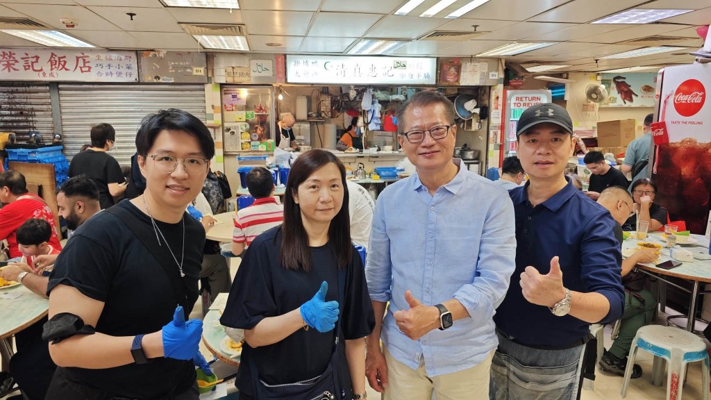 陳茂波也有與同事也去了品嚐地道美食，跟大家一起分享歡樂。陳茂波FB圖片
