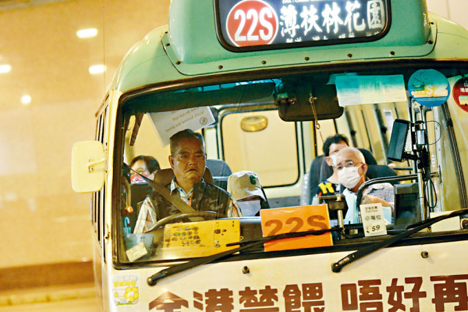 政府容许公共小巴和客车行业最多输入1700个外劳。资料图片