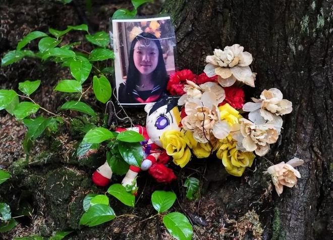 有人在申小雨遇害地方擺放鮮花和相片悼念。