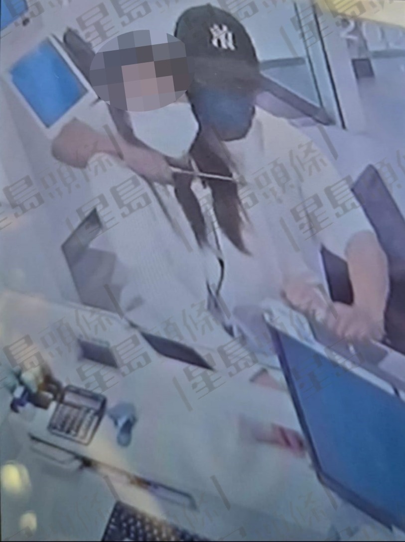 銀行女職員遭匪徒持刀箍頸挾持。 銀行女職員遭匪徒持刀箍頸挾持。