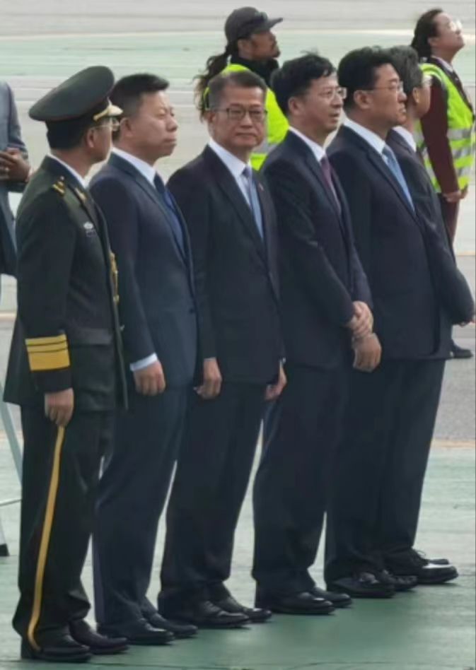陈茂波（左三）也到机场接机。