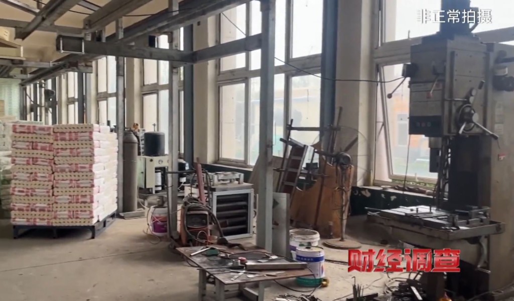 山東有麵廠被發現自製「三無飛機」出售。央視