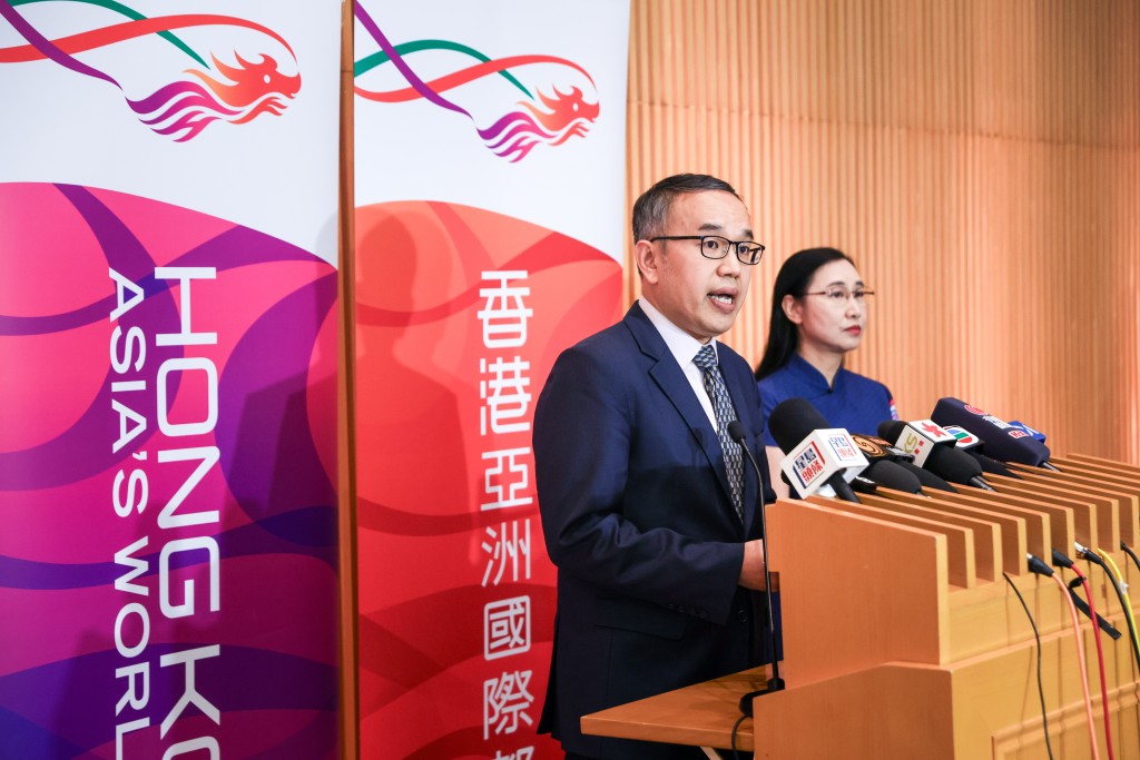 財經事務及庫務局局長許正宇(左)、首長級甲一級政務官劉焱(右)。何家豪攝 財經事務及庫務局局長許正宇(左)、首長級甲一級政務官劉焱(右)。何家豪攝