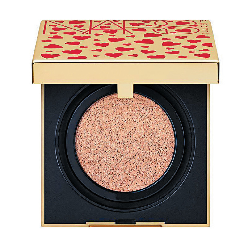 Nars 自然亮采持久氣墊粉底SPF50 PA+++ $410 / 裸光蜜粉餅 $370 /   光亮柔滑遮瑕霜 $290  特別為節日推出全新限量情人節包裝，將底妝產品換上型格金屬外殼，並配上火熱的紅心圖案，瀰漫着愛的氣息，令人愛不釋手。