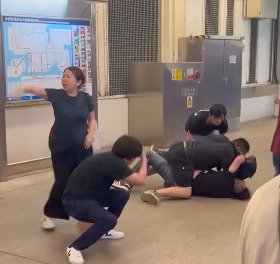 有短頭髮女士見狀隨即「勸交」、揮手示意職員前來協助。